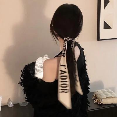 女孩的钓鱼慢活